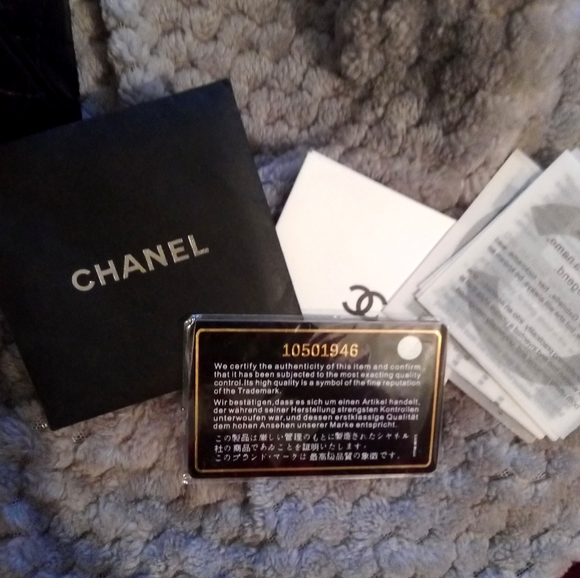CHANEL Medium Boy Flap Bag - Picture 4 of 8